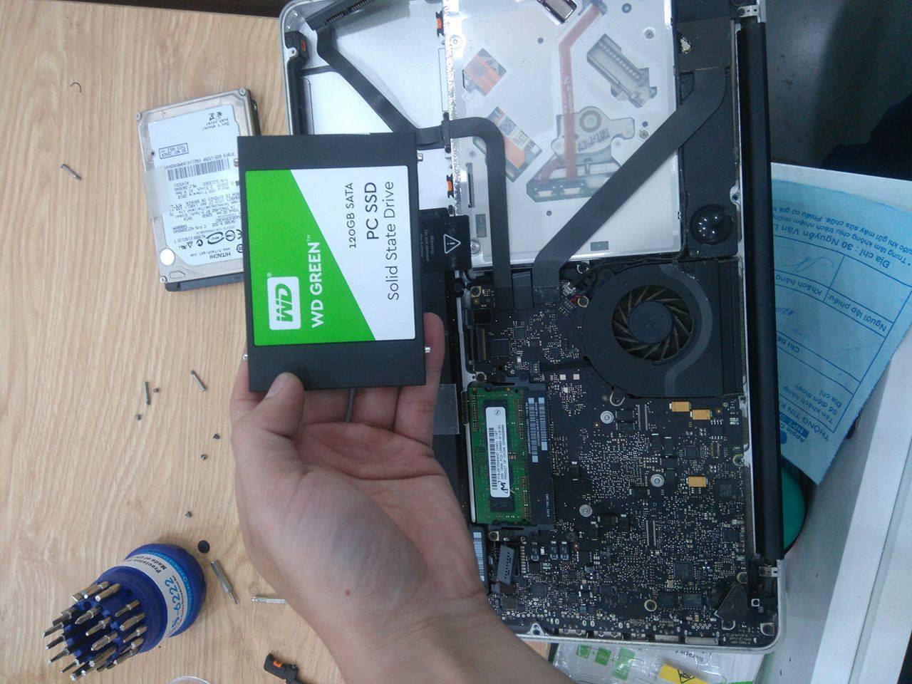 - Replacement parts Macbook: screen , battery , upgrade the RAM , processor , keyboard and other components .  - Troubleshoot source , VGA chips and other errors .  - Maintenance Maintenance macbook .  - Maintenance contract for Macbook , desktops for companies
