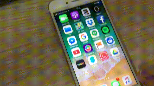 Bảng đa nhiệm của iOS 11 Beta 2 cũng gặp vấn đề. Kể cả khi người dùng đã gạt một ứng dụng (ví dụ như Zing MP3 trong ảnh trên), nhưng khi vào lại bảng đa nhiệm, nó vẫn xuất hiện như chưa có gì xảy ra.